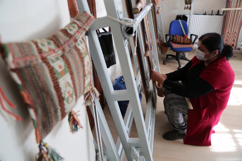 Ninelerinden öğrendiği 'cicim'i gençlere aktarıyor