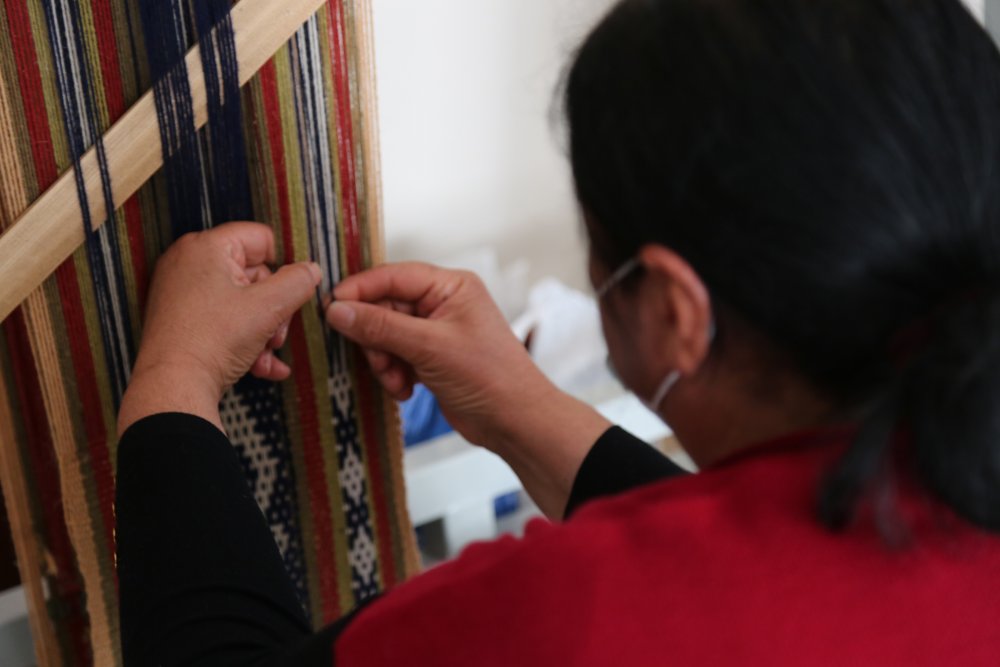 Ninelerinden öğrendiği 'cicim'i gençlere aktarıyor