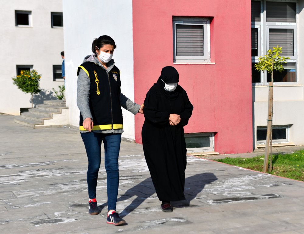 Pazarda çantadan para çalan yankesici, kaçarken yakalandı