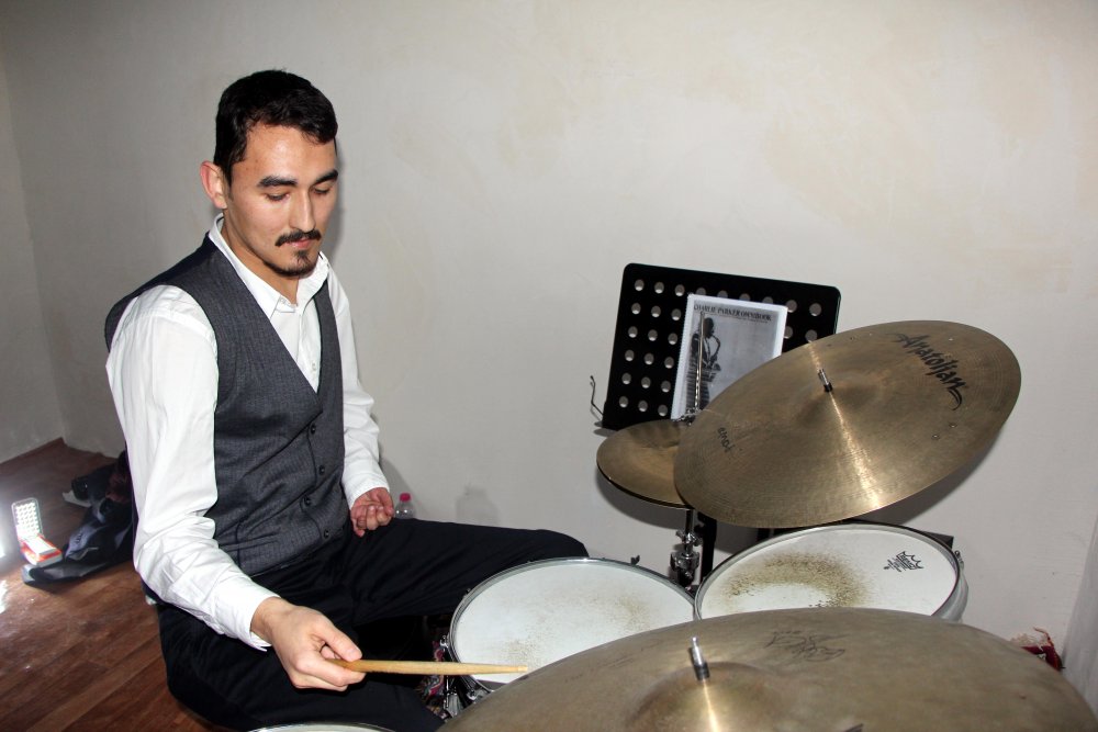 Sol kolunu kullanamayan bateristten caz albümü