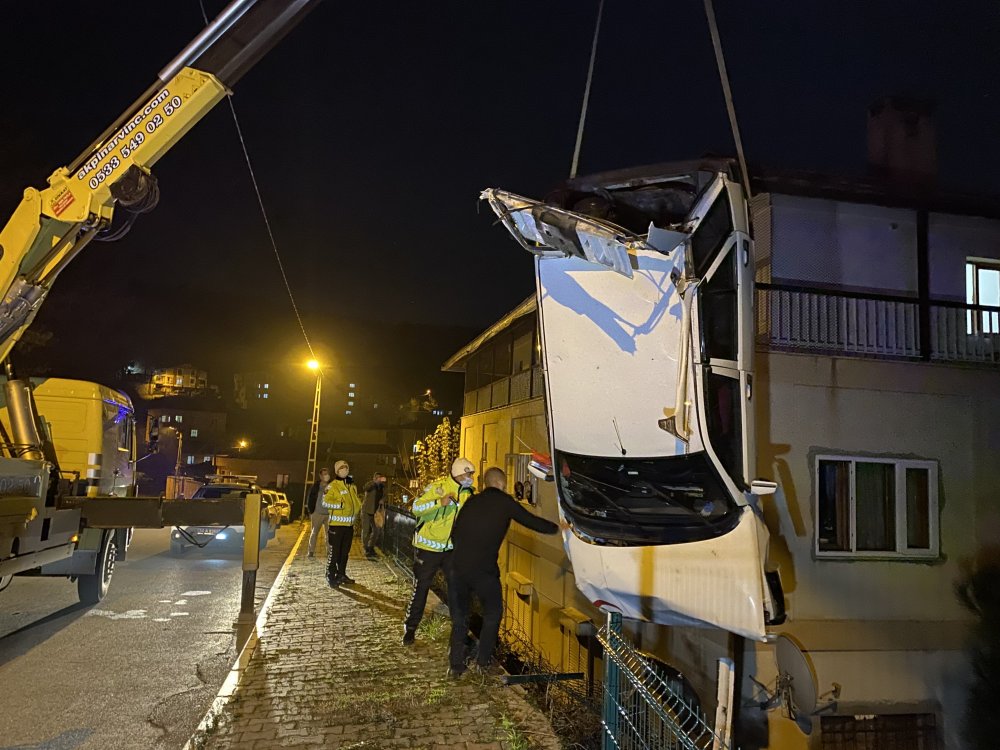 Sultanbeyli'de otomobil binanın bahçesine uçtu: 3 yaralı