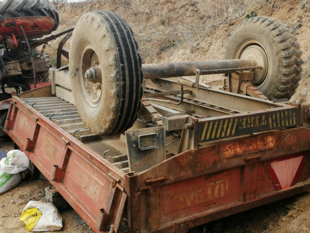 Traktör şarampole uçtu: Aynı aileden 1 ölü, 2 yaralı