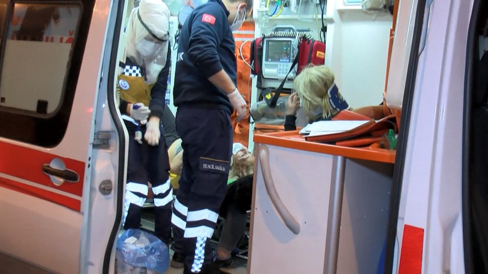 Tuzla'da otomobil takla atarak bahçeye girdi; 1'i ağır, 3 yaralı