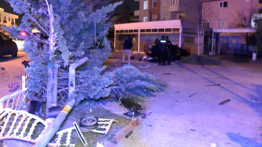 Tuzla'da otomobil takla atarak bahçeye girdi; 1'i ağır, 3 yaralı