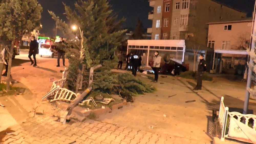 Tuzla'da otomobil takla atarak bahçeye girdi; 1'i ağır, 3 yaralı