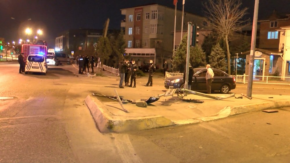 Tuzla'da otomobil takla atarak bahçeye girdi; 1'i ağır, 3 yaralı
