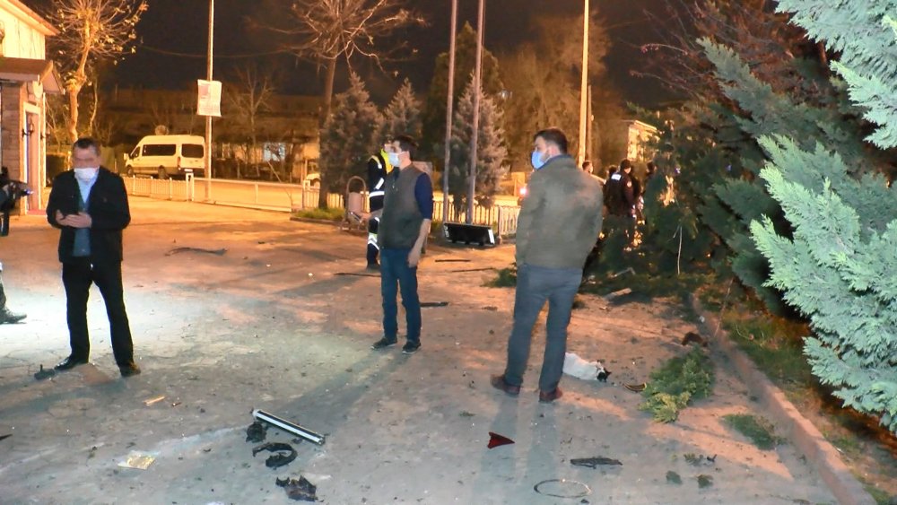 Tuzla'da otomobil takla atarak bahçeye girdi; 1'i ağır, 3 yaralı