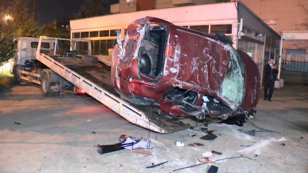 Tuzla'da otomobil takla atarak bahçeye girdi; 1'i ağır, 3 yaralı