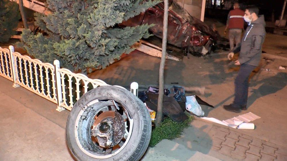 Tuzla'da otomobil takla atarak bahçeye girdi; 1'i ağır, 3 yaralı