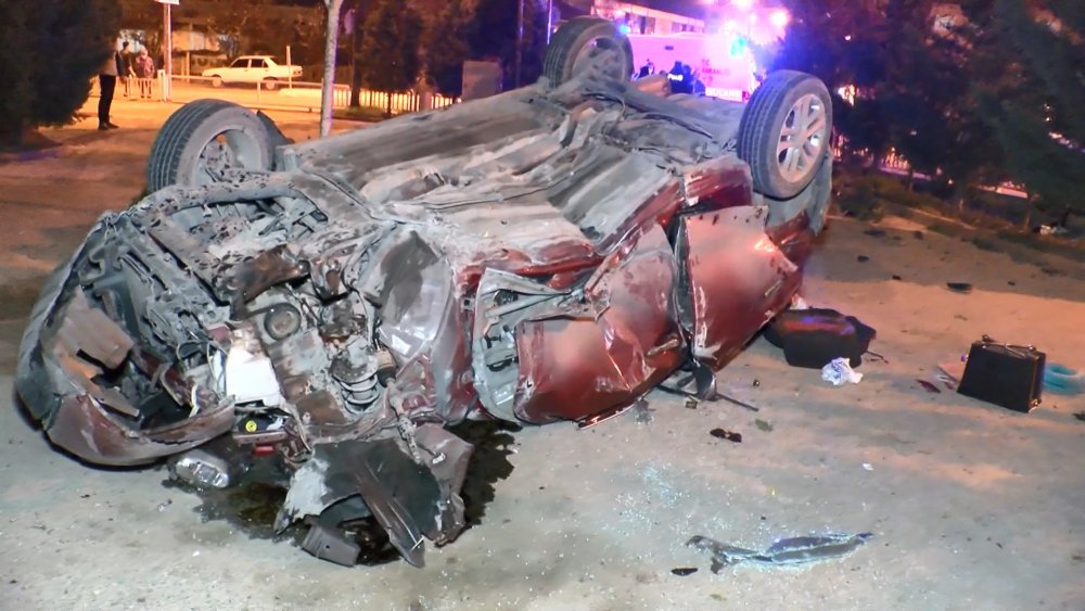 Tuzla'da otomobil takla atarak bahçeye girdi; 1'i ağır, 3 yaralı