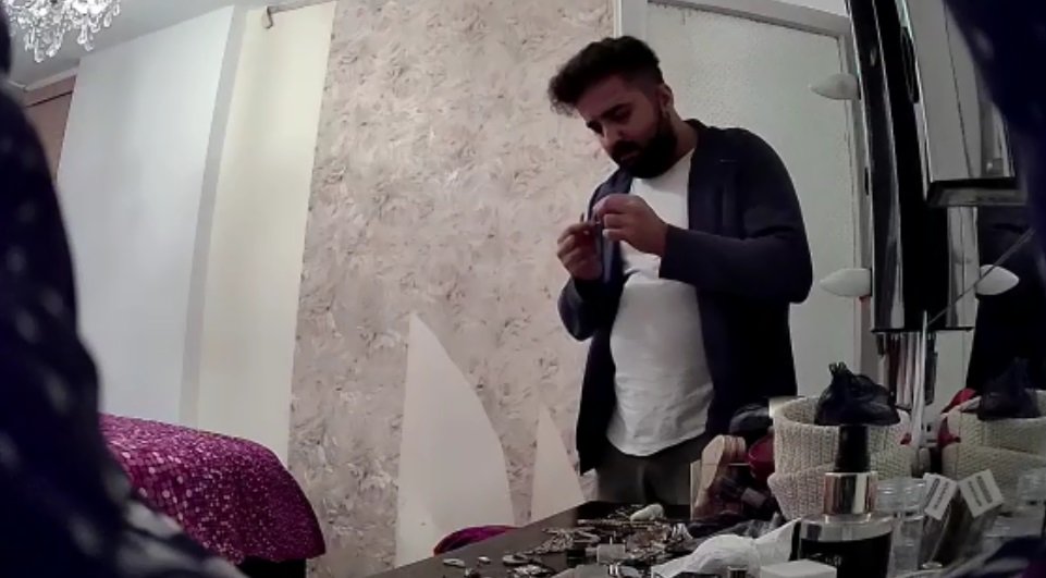 Ünlü Şarkıcı Zeynep Sağdaş’ın evine giren hırsız kamerada