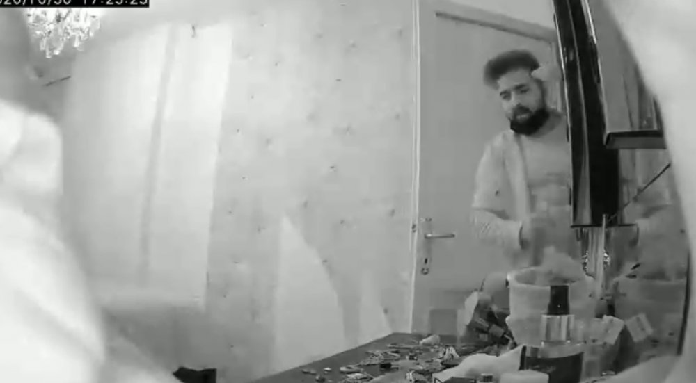 Ünlü Şarkıcı Zeynep Sağdaş’ın evine giren hırsız kamerada
