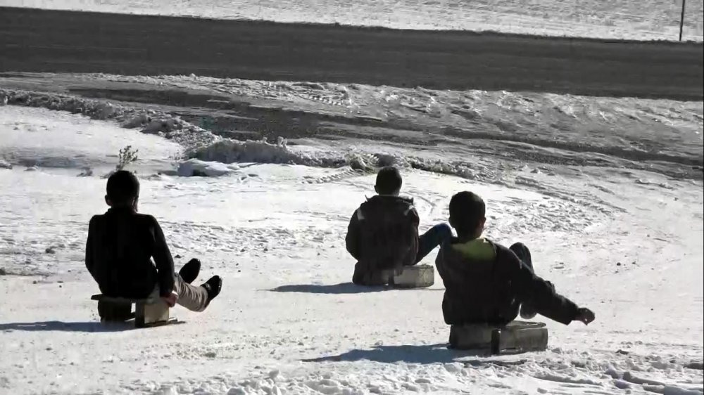 Van'da çocukların tahta kızakla kayak keyfi
