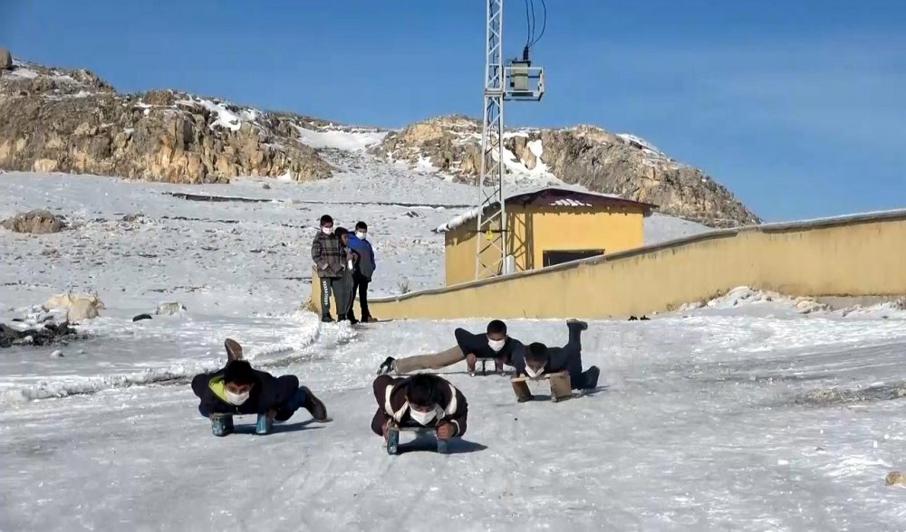 Van'da çocukların tahta kızakla kayak keyfi