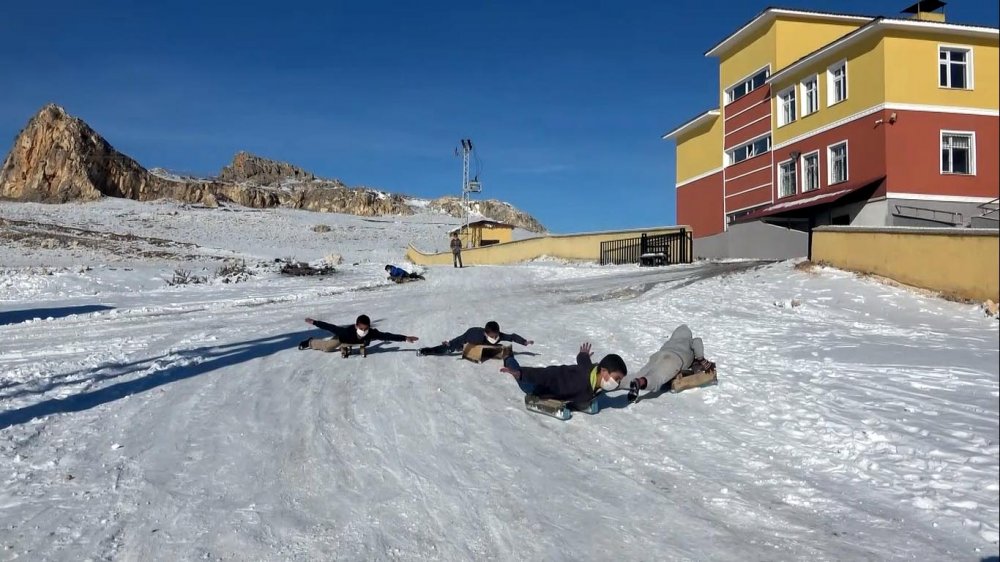 Van'da çocukların tahta kızakla kayak keyfi