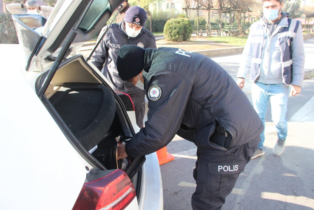 'Yeğenimi hastaneye götürüyorum' dediği otomobilden uyuşturucu çıktı'