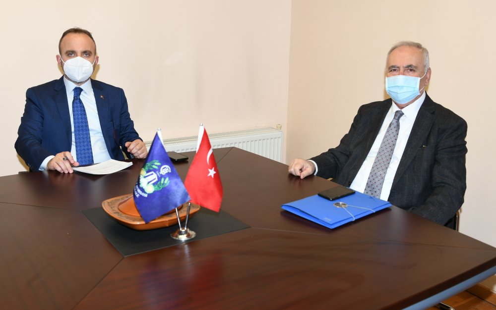 AK Parti Grup Başkanvekili ve Çanakkale Milletvekili Bülent Turan, Çanakkale Belediye Başkanı CHP'li Ülgür Gökhan ile bir araya geldi.