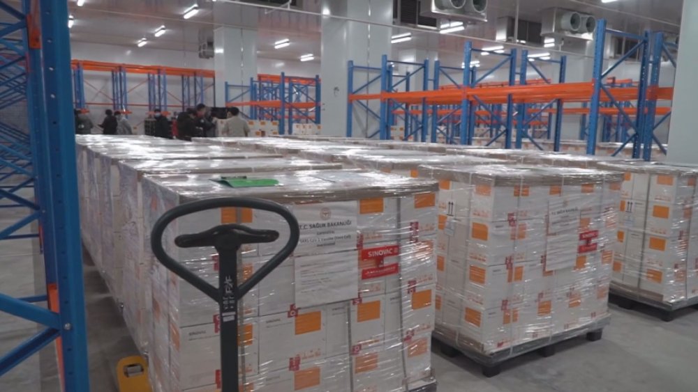 CRI Türk ekibi, Pekin'de aşının üretildiği merkezi görüntüledi.