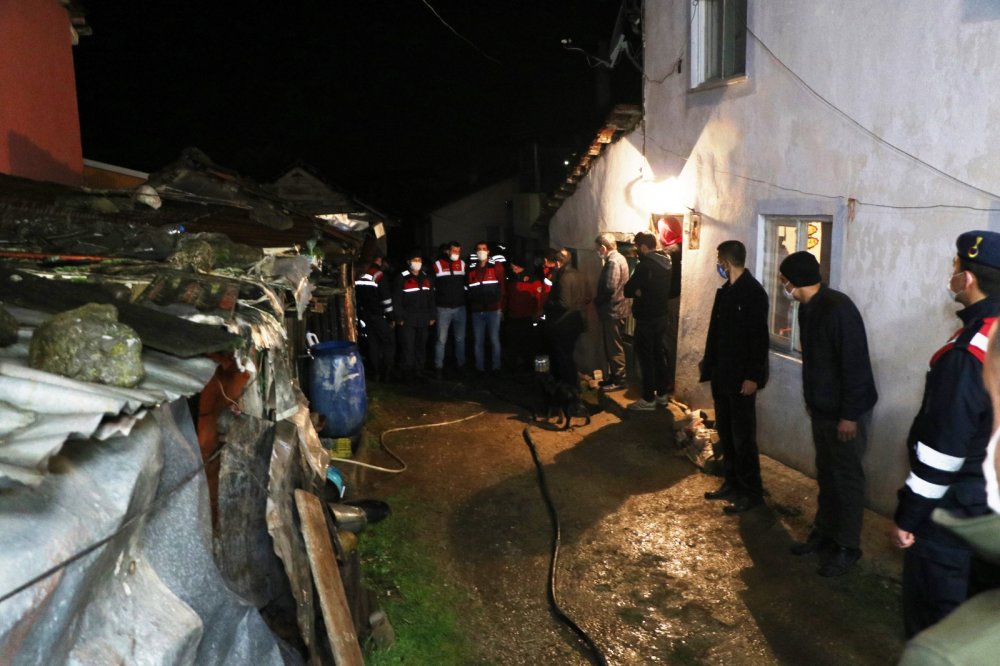 Devrilen soba ahşap evi yaktı, yaşlı çift öldü
