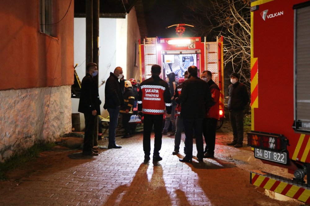 Devrilen soba ahşap evi yaktı, yaşlı çift öldü