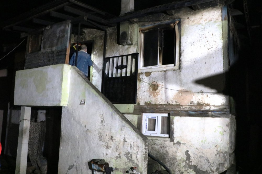 Devrilen soba ahşap evi yaktı, yaşlı çift öldü