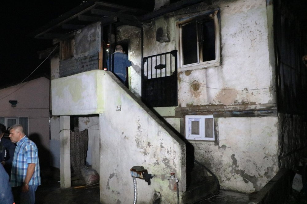 Devrilen soba ahşap evi yaktı, yaşlı çift öldü