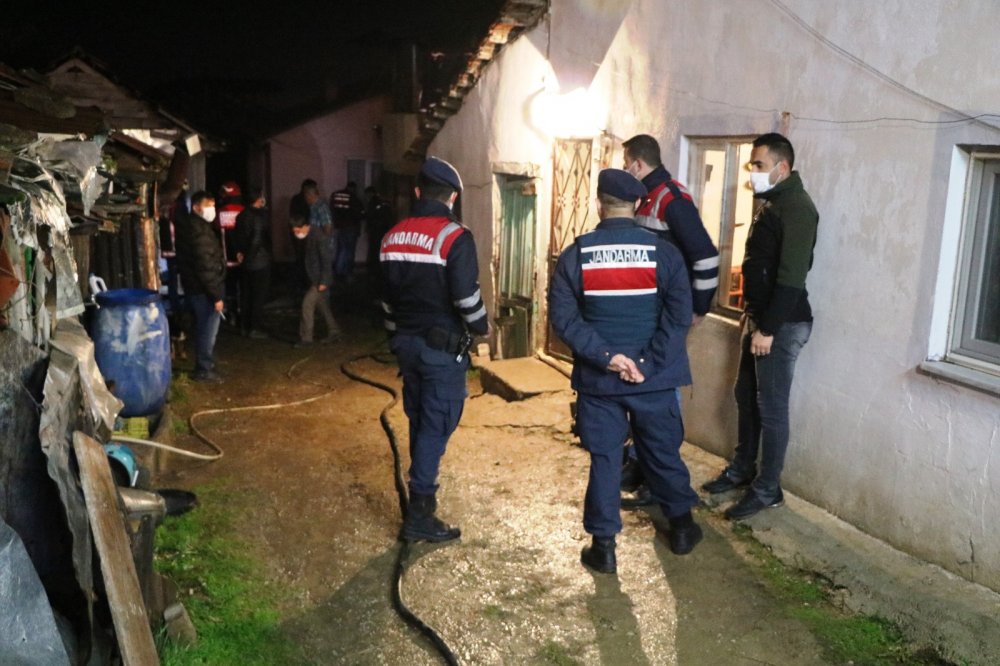 Devrilen soba ahşap evi yaktı, yaşlı çift öldü