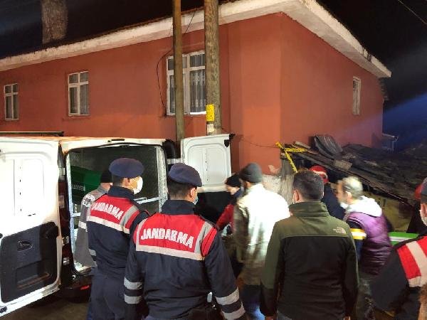 Devrilen soba ahşap evi yaktı, yaşlı çift öldü