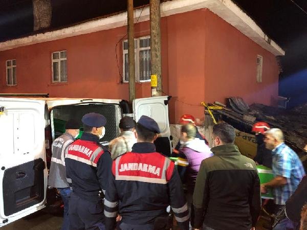 Devrilen soba ahşap evi yaktı, yaşlı çift öldü