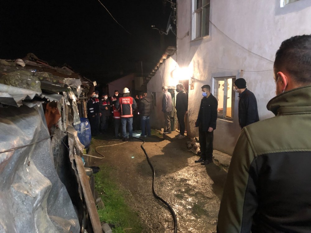 Devrilen soba ahşap evi yaktı, yaşlı çift öldü