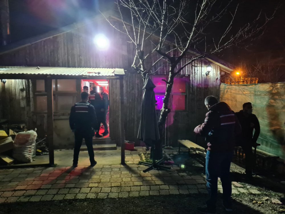 Eğlence mekanına dönüştürülen bağ evine baskın; 20 kişiye 81 bin lira ceza