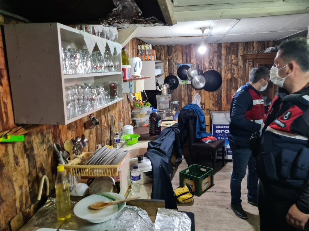 Eğlence mekanına dönüştürülen bağ evine baskın; 20 kişiye 81 bin lira ceza