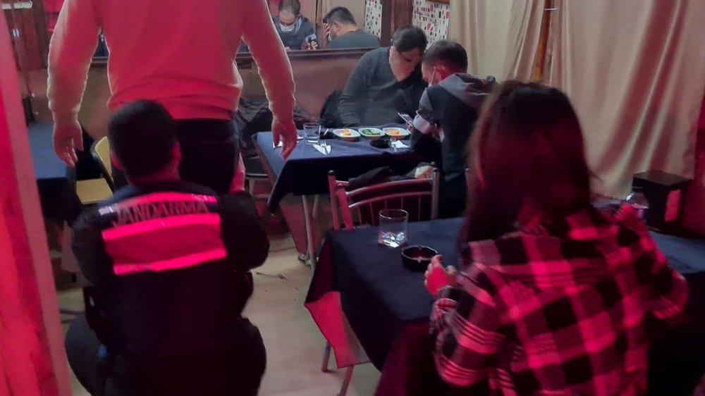Eğlence mekanına dönüştürülen bağ evine baskın; 20 kişiye 81 bin lira ceza