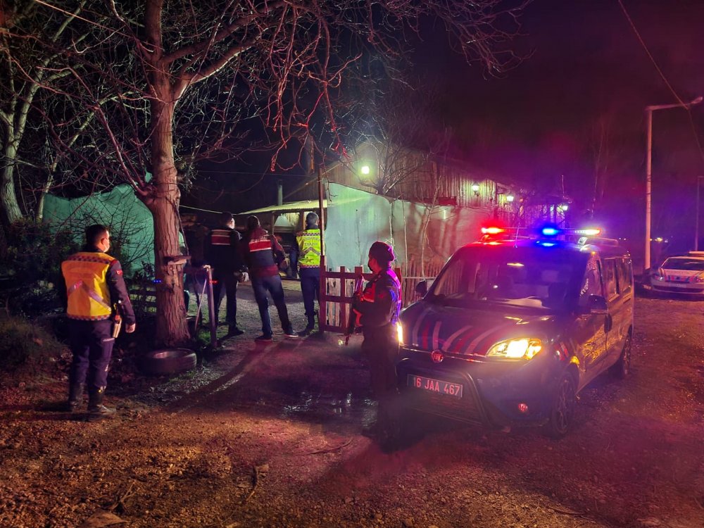 Eğlence mekanına dönüştürülen bağ evine baskın; 20 kişiye 81 bin lira ceza