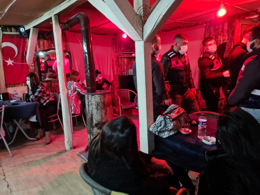 Eğlence mekanına dönüştürülen bağ evine baskın; 20 kişiye 81 bin lira ceza
