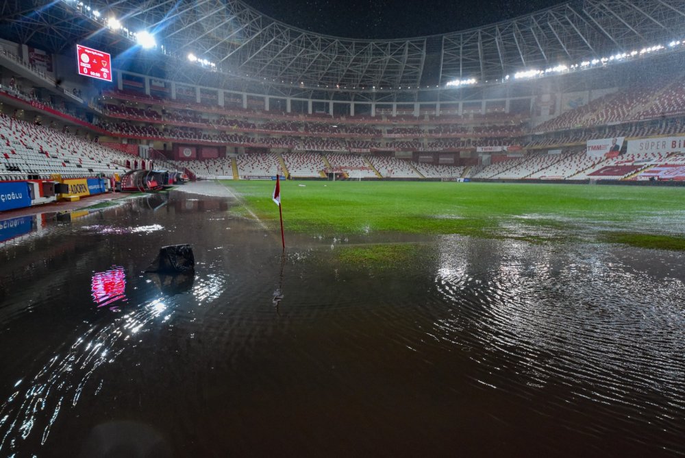 Fraport TAV Antalyaspor - Atakaş Hatayspor maçı için hakem kararı bekleniyor