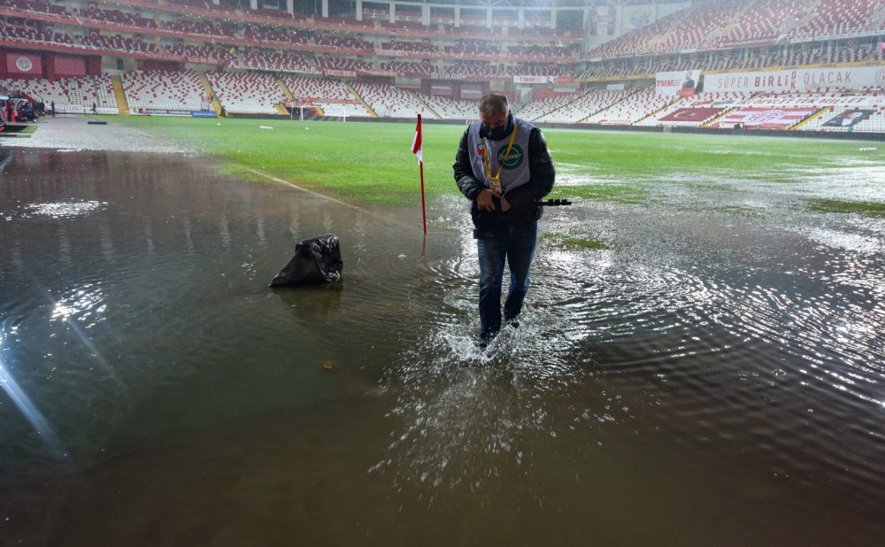 Fraport TAV Antalyaspor - Atakaş Hatayspor maçı için hakem kararı bekleniyor