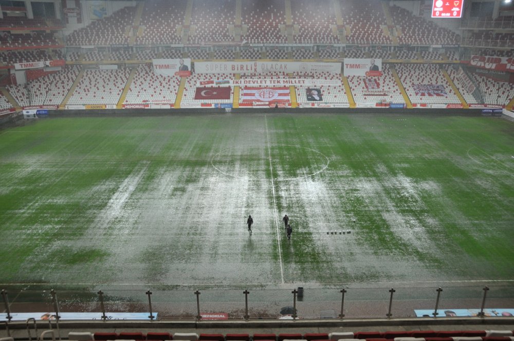Fraport TAV Antalyaspor - Atakaş Hatayspor maçı için hakem kararı bekleniyor