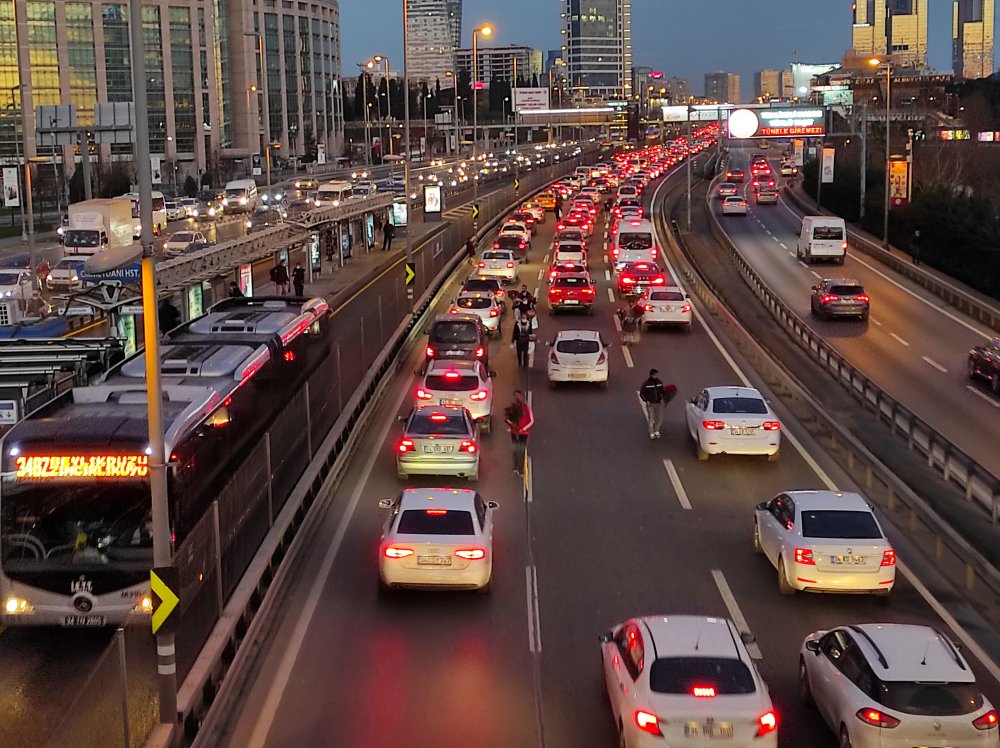İstanbul'da trafik yoğunluğu yüzde 71'e ulaştı
