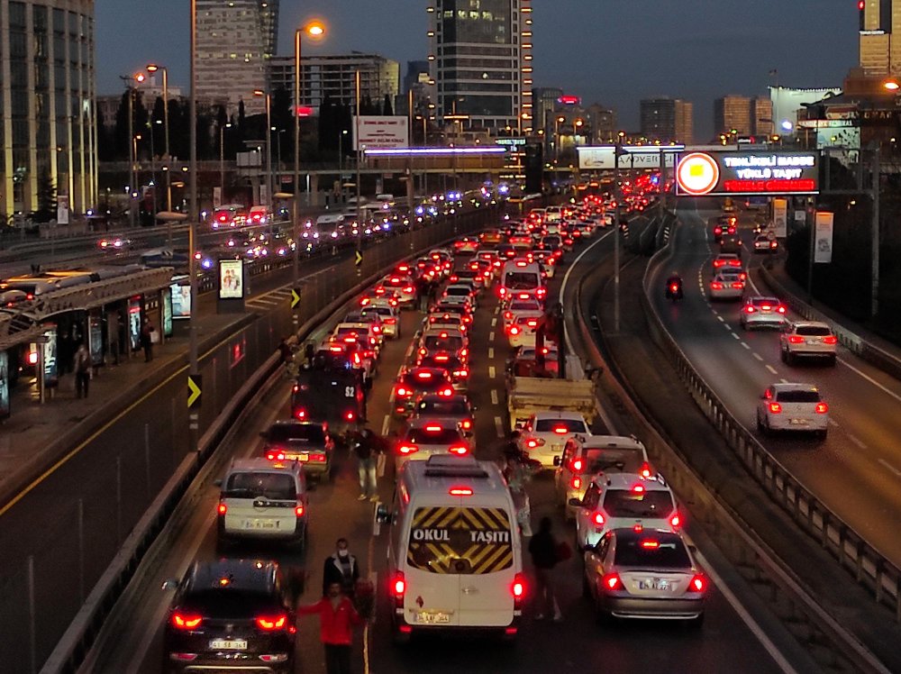 İstanbul'da trafik yoğunluğu yüzde 71'e ulaştı