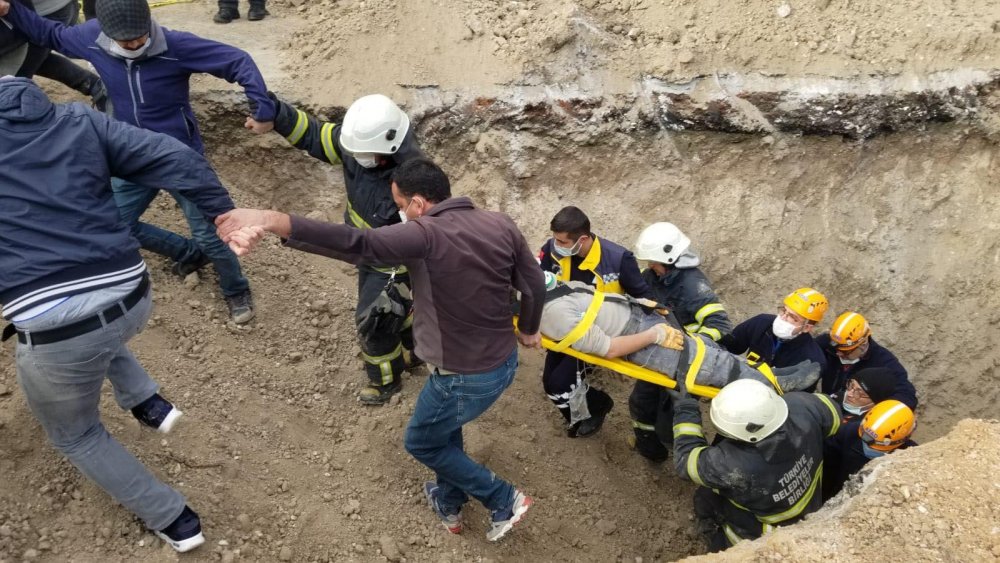 Kanalizasyon kazısında göçük; toprağa saplanan işçi yaralandı