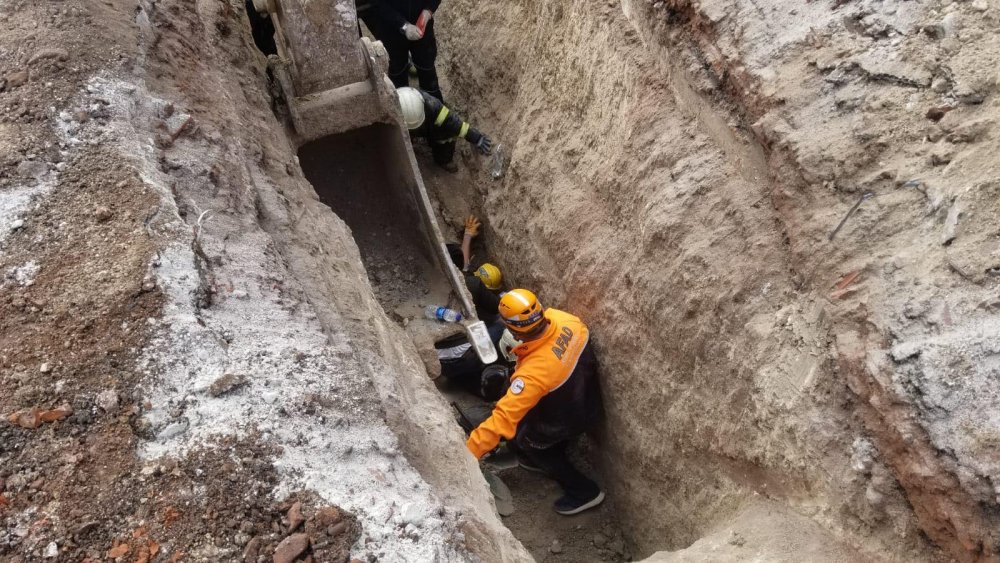 Kanalizasyon kazısında göçük; toprağa saplanan işçi yaralandı
