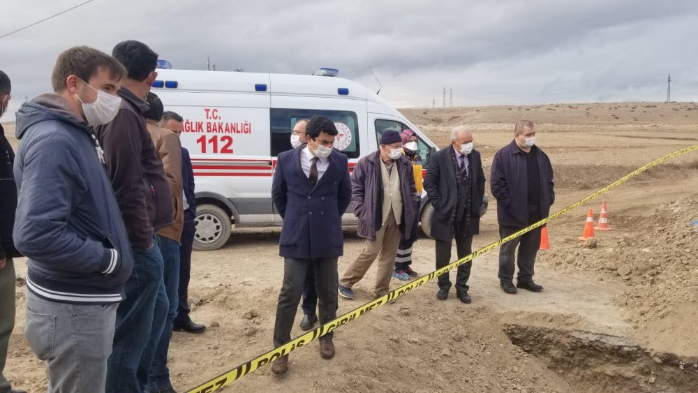 Kanalizasyon kazısında göçük; toprağa saplanan işçi yaralandı
