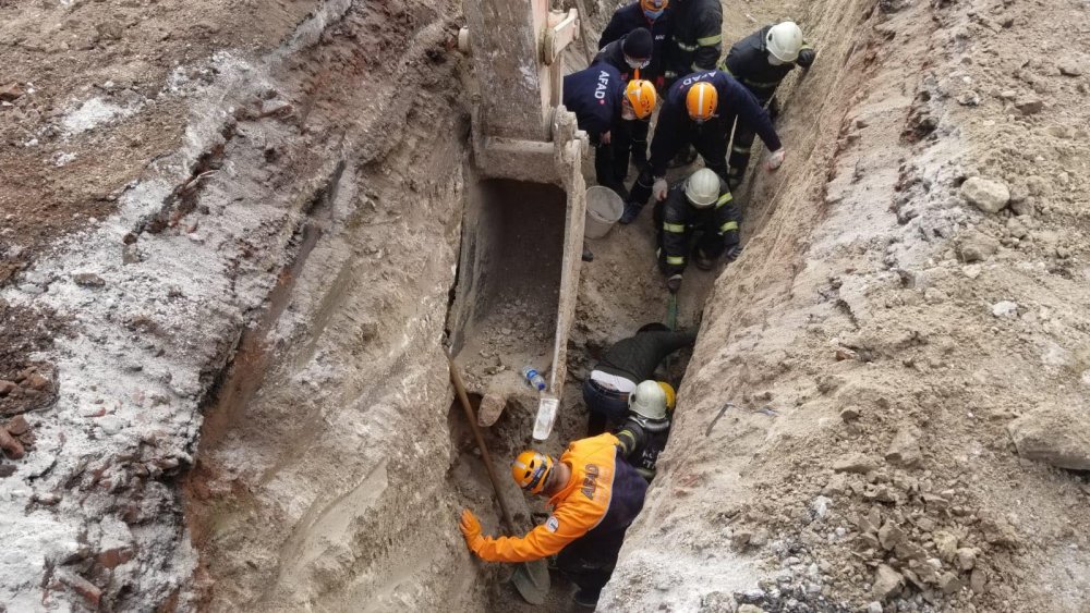Kanalizasyon kazısında göçük; toprağa saplanan işçi yaralandı