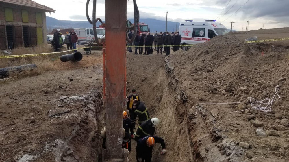 Kanalizasyon kazısında göçük; toprağa saplanan işçi yaralandı