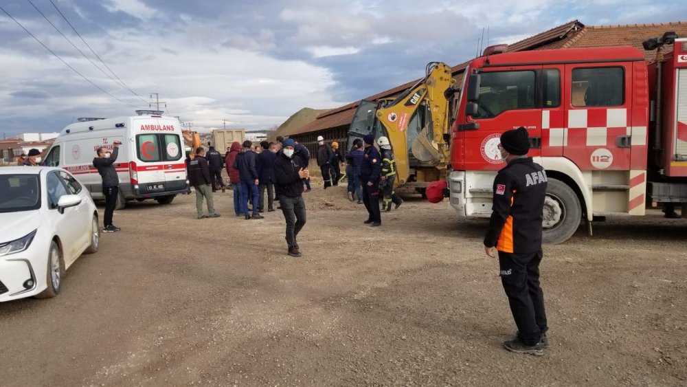 Kanalizasyon kazısında göçük; toprağa saplanan işçi yaralandı