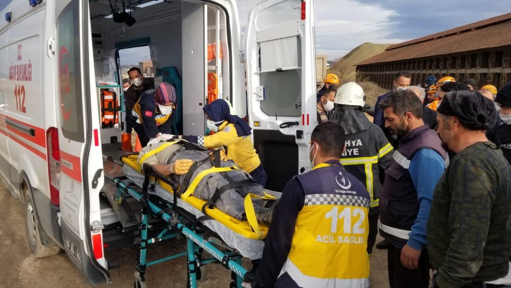 Kanalizasyon kazısında göçük; toprağa saplanan işçi yaralandı