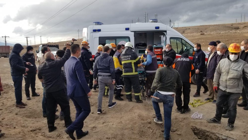Kanalizasyon kazısında göçük; toprağa saplanan işçi yaralandı