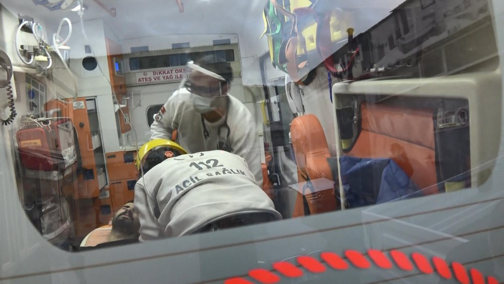 Kardeşiyle çorbacı önünde beklerken vuruldu; saldırganın kaçma anı kamerada