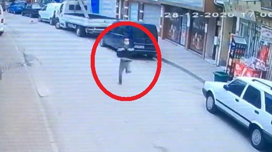 Kardeşiyle çorbacı önünde beklerken vuruldu; saldırganın kaçma anı kamerada